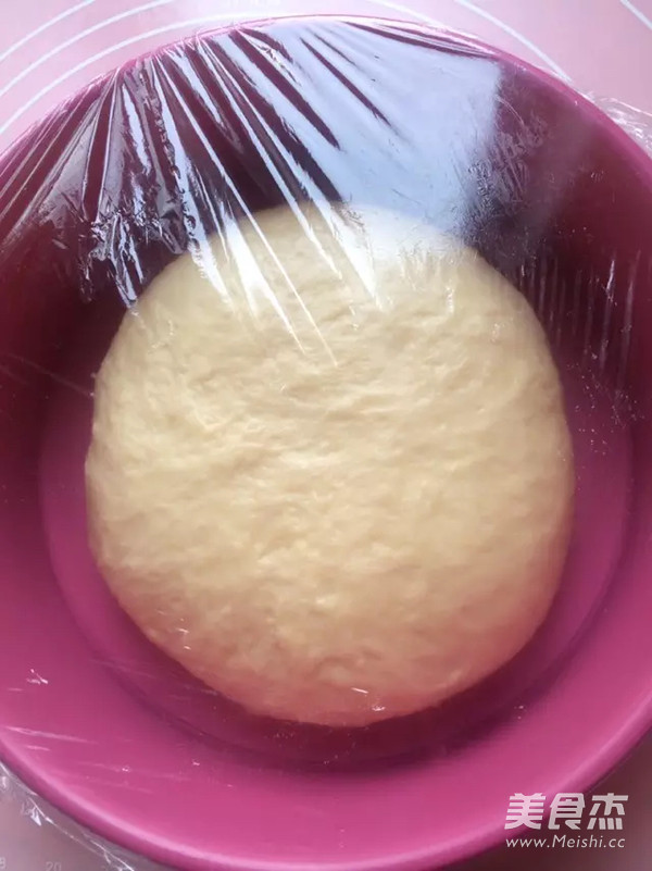 五星级酒店级别的<a href=/shicai/mimian/NaiLao/index.html target=_blank><u>奶酪</u></a>包的做法