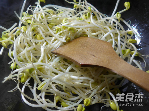 <a href=/shicai/rouqin/E/index.html target=_blank><u>鹅</u></a>肠炒<a href=/shicai/shucai/HuangDouYa/index.html target=_blank><u><a href=/shicai/mimian/HuangDou/index.html target=_blank><u>黄豆</u></a>芽</u></a>的做法