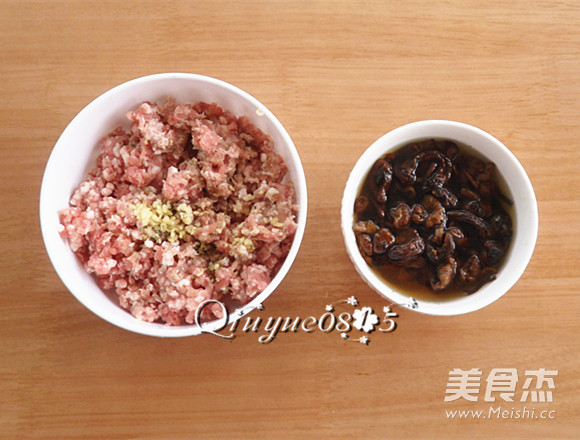 <a href=/shicai/shucai/ZhenMo/index.html target=_blank><u>榛蘑</u></a><a href=/shicai/rouqin/ZhuRou/index.html target=_blank><u>猪肉</u></a>馅饺子的做法