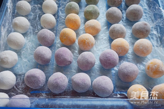 团团圆圆～五彩<a href=/shicai/guopin/HeiZhiMa/index.html target=_blank><u>黑<a href=/shicai/guopin/ZhiMa/index.html target=_blank><u>芝麻</u></a></u></a>汤圆的做法