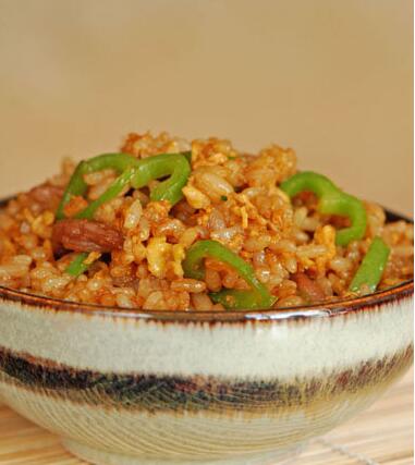 美味的<a href=/shicai/shucai/QingJiao/index.html target=_blank><u>青椒</u></a>肉丝蛋炒饭怎么做?