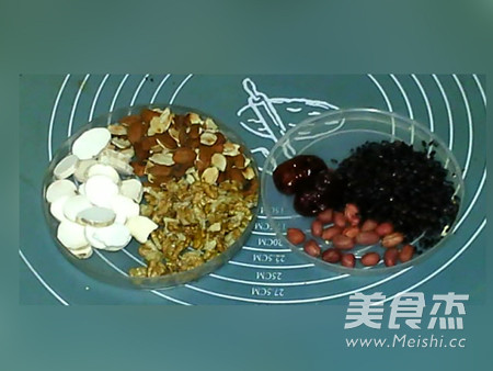 抗感染营养<a href=/shicai/mimian/HeiMi/index.html target=_blank><u>黑米</u></a>糊的做法