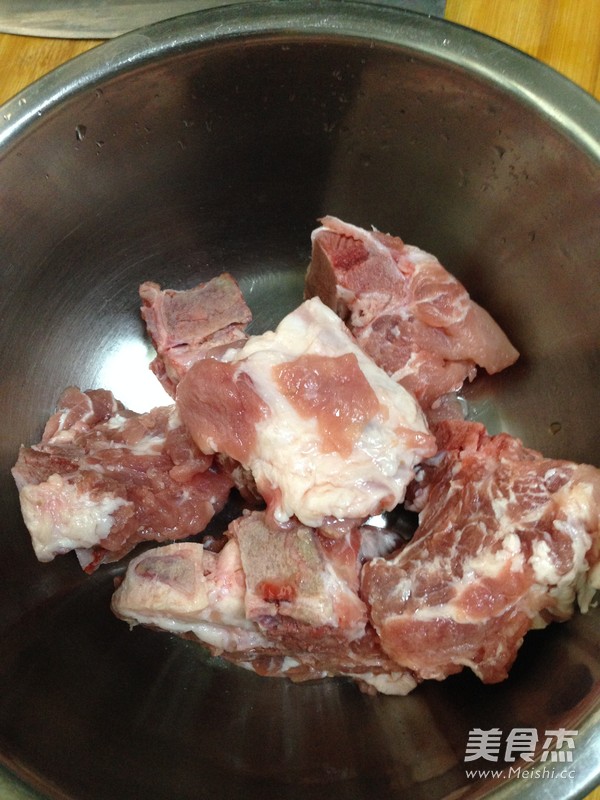 <a href=/shicai/rouqin/JiGu/index.html target=_blank><u>脊骨</u></a><a href=/shicai/shucai/LianOu/index.html target=_blank><u>莲<a href=/shicai/shucai/Ou/index.html target=_blank><u>藕</u></a></u></a>汤的做法