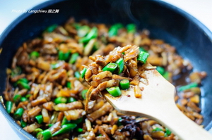 <a href=/shicai/rouqin/WuHuaRou/index.html target=_blank><u>五花肉</u></a>炒<a href=/shicai/shucai/LuoBo/index.html target=_blank><u>萝卜</u></a>干步骤8