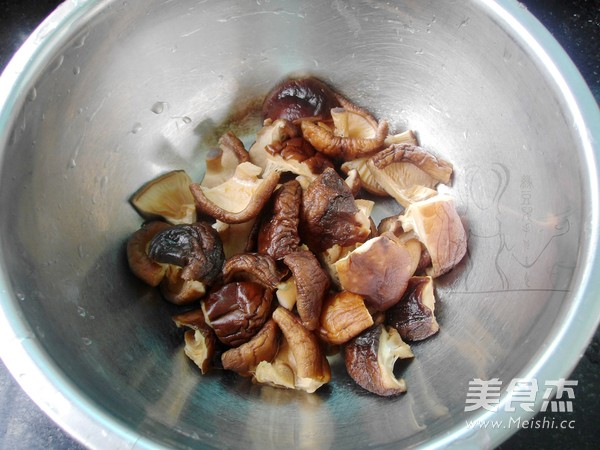 <a href=/shicai/shucai/XiangGu/index.html target=_blank><u>香菇</u></a><a href=/shicai/guopin/LiZi/index.html target=_blank><u>栗子</u></a>烧<a href=/shicai/rouqin/PaiGu/index.html target=_blank><u>排骨</u></a>的做法