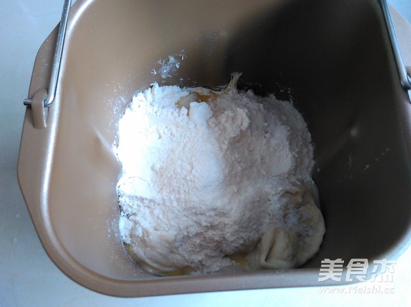 <a href=/shicai/mimian/MianBao/index.html target=_blank><u>面包</u></a>机炼奶<a href=/shicai/shucai/ZiShu/index.html target=_blank><u>紫薯</u></a><a href=/shicai/mimian/TuSi/index.html target=_blank><u>吐司</u></a>的做法