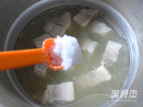 青<a href=/shicai/mimian/HuangDou/index.html target=_blank><u>黄豆</u></a><a href=/shicai/rouqin/WuHuaRou/index.html target=_blank><u>五花肉</u></a>汤的做法