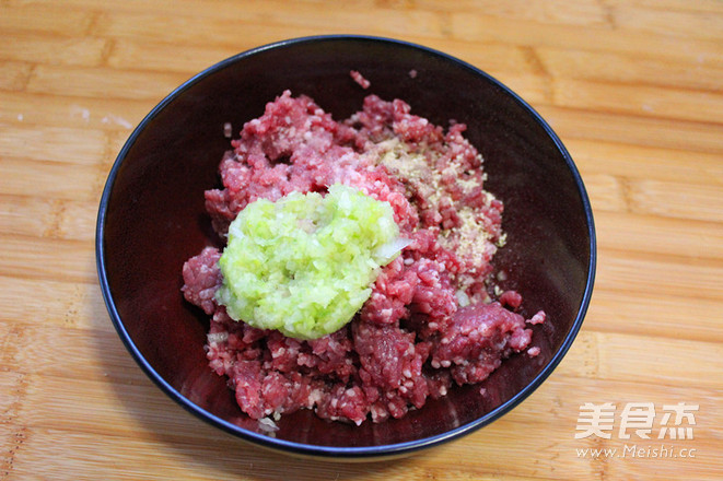 <a href=/shicai/shucai/DongGua/index.html target=_blank><u>冬瓜</u></a><a href=/shicai/rouqin/YangRou/index.html target=_blank><u>羊肉</u></a>丸子汤的做法