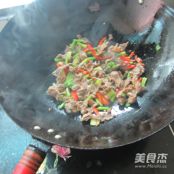 <a href=/shicai/rouqin/NiuRou/index.html target=_blank><u>牛肉</u></a>炒<a href=/shicai/mimian/YouTiao/index.html target=_blank><u>油条</u></a>的做法
