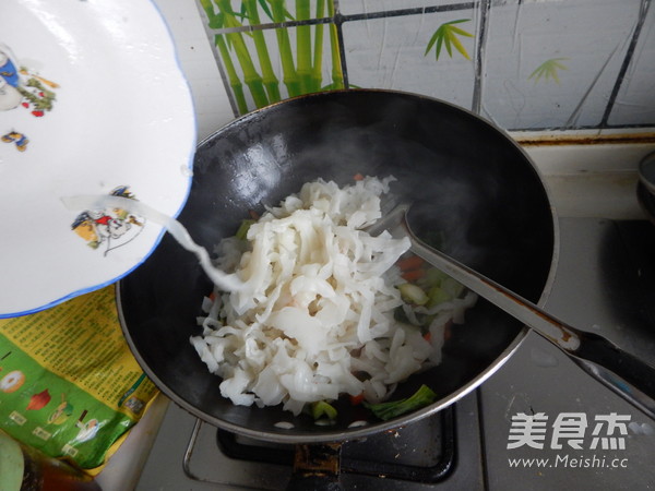 <a href=/shicai/shucai/QingCai/index.html target=_blank><u>青菜</u></a>炒凉皮的做法