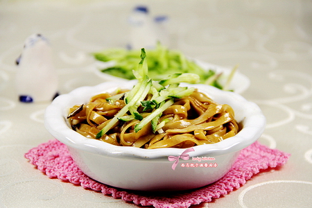 老北京葱香<a href=/shicai/mimian/JiangYou/index.html target=_blank><u>酱油</u></a>汆面的做法