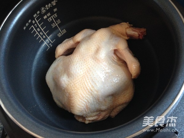 手撕<a href=/shicai/rouqin/SanHuangJi/index.html target=_blank><u>三黄鸡</u></a>(电饭锅版)的做法