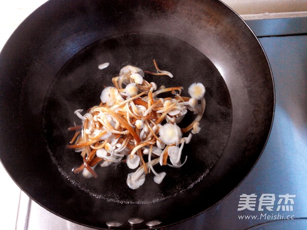 金针<a href=/shicai/shucai/LianOu/index.html target=_blank><u>莲<a href=/shicai/shucai/Ou/index.html target=_blank><u>藕</u></a></u></a>汤的做法