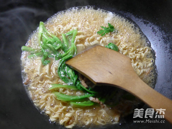 <a href=/shicai/rouqin/ZhuRou/index.html target=_blank><u>猪肉</u></a>蒿菜波纹面的做法