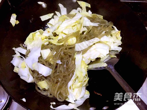 <a href=/shicai/shucai/HongShu/index.html target=_blank><u>红薯</u></a>粉炒包菜的做法