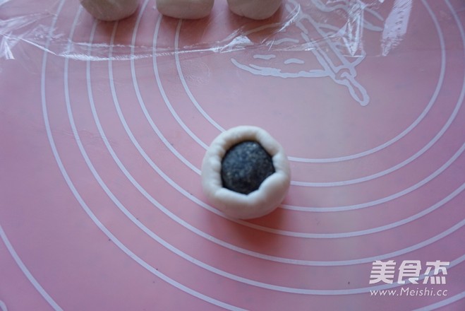 团团圆圆～五彩<a href=/shicai/guopin/HeiZhiMa/index.html target=_blank><u>黑<a href=/shicai/guopin/ZhiMa/index.html target=_blank><u>芝麻</u></a></u></a>汤圆的做法