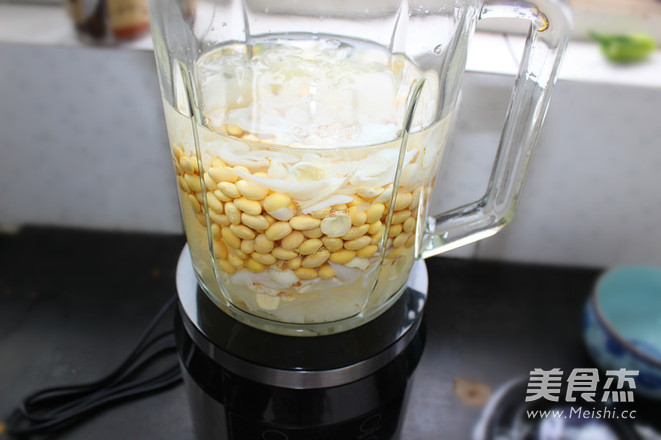 <a href=/shicai/shucai/BaiHe/index.html target=_blank><u>百合</u></a><a href=/shicai/guopin/LianZi/index.html target=_blank><u>莲子</u></a><a href=/shicai/shucai/YinEr/index.html target=_blank><u>银耳</u></a><a href=/shicai/mimian/HuangDou/index.html target=_blank><u>黄豆</u></a>浆的做法