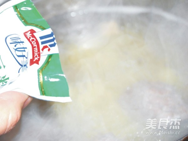 咖喱<a href=/shicai/shucai/TuDou/index.html target=_blank><u>土豆</u></a><a href=/shicai/rouqin/NiuNan/index.html target=_blank><u>牛腩</u></a>汤的做法