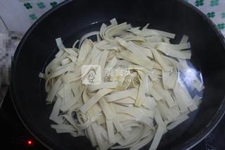 <a href=/shicai/shucai/JiuCai/index.html target=_blank><u>韭菜</u></a>炒干<a href=/shicai/mimian/DouFu/index.html target=_blank><u>豆腐</u></a>