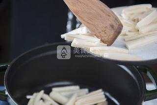 <a href=/shicai/shucai/LianOu/index.html target=_blank><u>莲<a href=/shicai/shucai/Ou/index.html target=_blank><u>藕</u></a></u></a><a href=/shicai/mimian/QiSi/index.html target=_blank><u>起司</u></a>烧