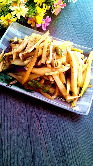 <a href=/shicai/shucai/JiTuiGu/index.html target=_blank><u><a href=/shicai/rouqin/JiTui/index.html target=_blank><u>鸡腿</u></a>菇</u></a>炒<a href=/shicai/shucai/LuoBo/index.html target=_blank><u>萝卜</u></a>