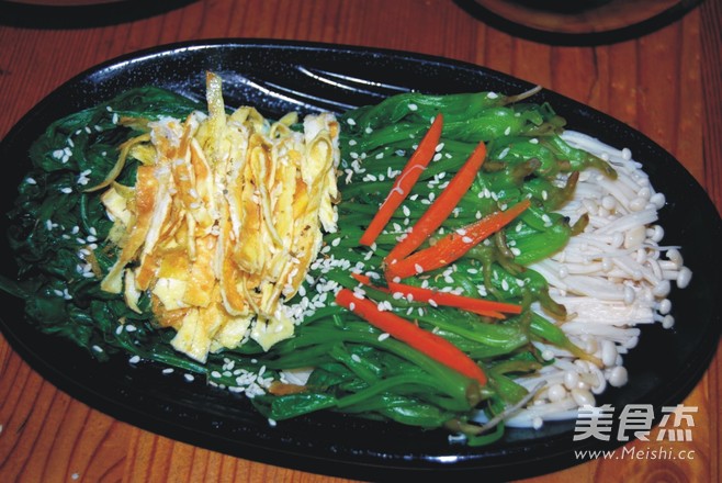 金针菇蛋皮丝拌<a href=/shicai/shucai/BoCai/index.html target=_blank><u>菠菜</u></a>的做法