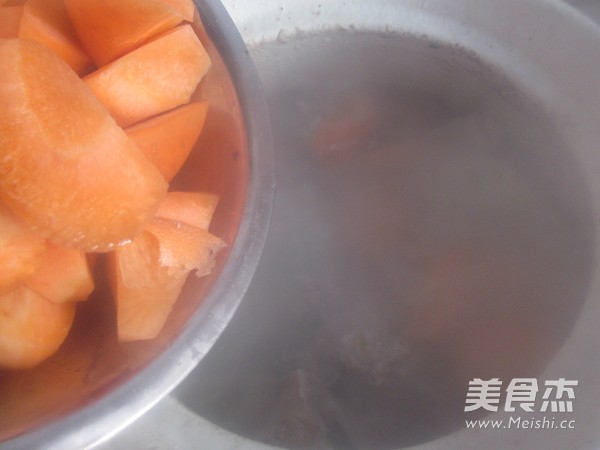 <a href=/shicai/shucai/HuLuoBo/index.html target=_blank><u>胡<a href=/shicai/shucai/LuoBo/index.html target=_blank><u>萝卜</u></a></u></a>羊骨奶汤的做法