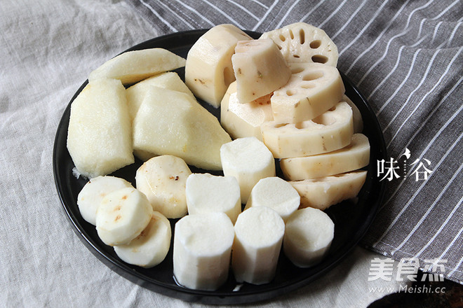 <a href=/shicai/guopin/Li/index.html target=_blank><u>梨</u></a><a href=/shicai/shucai/Ou/index.html target=_blank><u>藕</u></a><a href=/shicai/shucai/BuQi/index.html target=_blank><u>荸荠</u></a>汤的做法