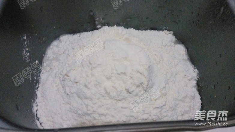 <a href=/shicai/guopin/ZhiMa/index.html target=_blank><u>芝麻</u></a>红糖三角包的做法