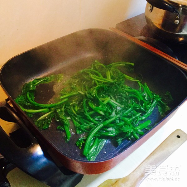 清炒<a href=/shicai/shucai/CaiXin/index.html target=_blank><u>菜心</u></a>的做法