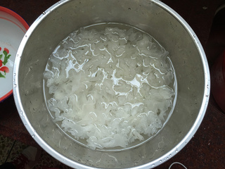 <a href=/shicai/shucai/YinEr/index.html target=_blank><u>银耳</u></a><a href=/shicai/guopin/LianZi/index.html target=_blank><u>莲子</u></a>羹