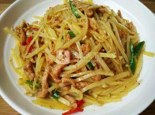 炒瘦肉<a href=/shicai/shucai/TuDou/index.html target=_blank><u>土豆</u></a>丝