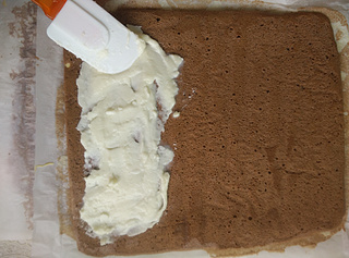 长颈鹿<a href=zt/qifengdg target=_blank><u>戚风蛋糕</u></a>卷