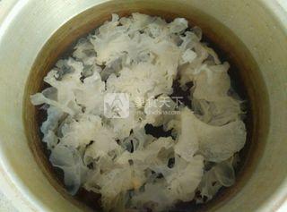 <a href=/shicai/shucai/YinEr/index.html target=_blank><u>银耳</u></a>羹