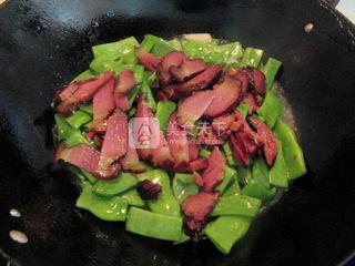 <a href=/shicai/rouqin/LaRou/index.html target=_blank><u>腊肉</u></a>炒<a href=/shicai/shucai/DouJiao/index.html target=_blank><u>豆角</u></a>