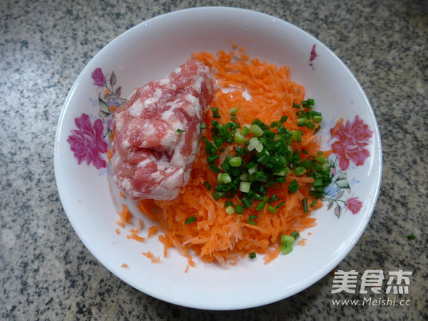 <a href=/shicai/shucai/HuLuoBo/index.html target=_blank><u>胡<a href=/shicai/shucai/LuoBo/index.html target=_blank><u>萝卜</u></a></u></a>肉末馅春卷的做法