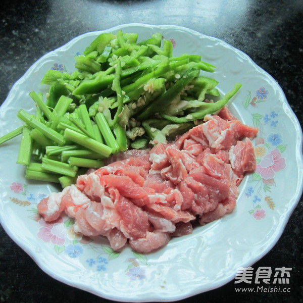 <a href=/shicai/shucai/XiQin/index.html target=_blank><u>西芹</u></a><a href=/shicai/shucai/QingJiao/index.html target=_blank><u>青椒</u></a>肉丝的做法