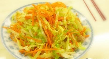 素菜美味<a href=/shicai/shucai/HuLuoBo/index.html target=_blank><u>胡<a href=/shicai/shucai/LuoBo/index.html target=_blank><u>萝卜</u></a></u></a>炒包菜怎么做
