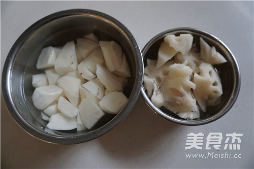 <a href=/shicai/rouqin/ZhuTi/index.html target=_blank><u>猪蹄</u></a><a href=/shicai/mimian/HuangDou/index.html target=_blank><u>黄豆</u></a><a href=/shicai/shucai/LianOu/index.html target=_blank><u>莲<a href=/shicai/shucai/Ou/index.html target=_blank><u>藕</u></a></u></a><a href=/shicai/shucai/ShanYao/index.html target=_blank><u>山药</u></a>煲的做法