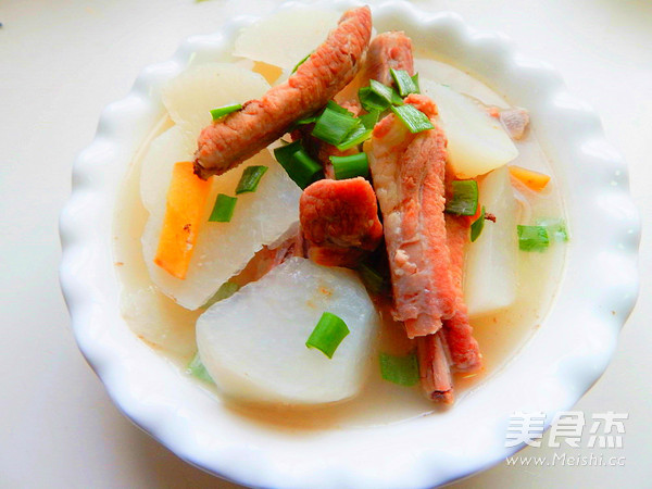 白<a href=/shicai/shucai/LuoBo/index.html target=_blank><u>萝卜</u></a><a href=/shicai/rouqin/LeiPai/index.html target=_blank><u>肋排</u></a>汤的做法