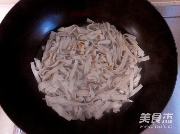 干<a href=/shicai/mimian/DouFu/index.html target=_blank><u>豆腐</u></a>炒肉的做法