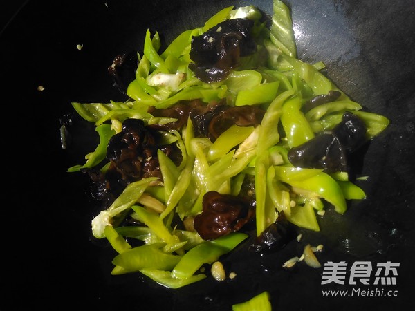 <a href=/shicai/shucai/QingJiao/index.html target=_blank><u>青椒</u></a><a href=/shicai/shucai/MuEr/index.html target=_blank><u>木耳</u></a>的做法