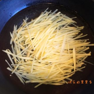清炒<a href=/shicai/shucai/TuDou/index.html target=_blank><u>土豆</u></a>丝（微辣版）