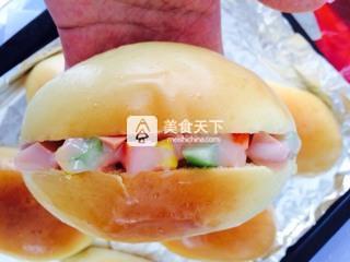 简单色拉<a href=/shicai/mimian/MianBao/index.html target=_blank><u>面包</u></a>