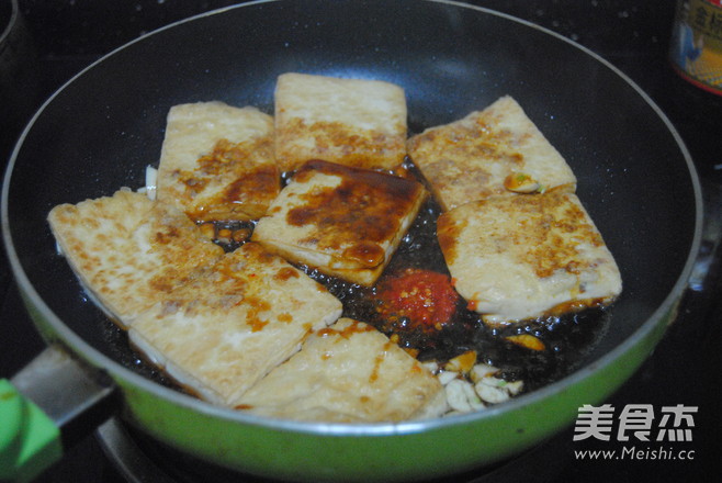 香煎<a href=/shicai/mimian/DouFu/index.html target=_blank><u>豆腐</u></a>的做法