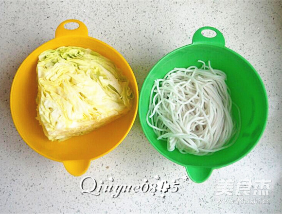 <a href=/shicai/shucai/YuanBaiCai/index.html target=_blank><u>圆<a href=/shicai/shucai/BaiCai/index.html target=_blank><u>白菜</u></a></u></a>炒<a href=/shicai/mimian/FenSi/index.html target=_blank><u>粉丝</u></a>的做法