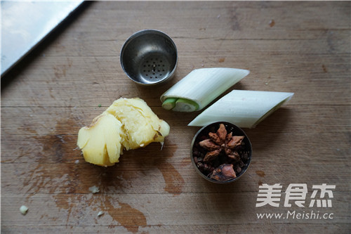 <a href=/shicai/rouqin/ZhuTi/index.html target=_blank><u>猪蹄</u></a><a href=/shicai/mimian/HuangDou/index.html target=_blank><u>黄豆</u></a><a href=/shicai/shucai/LianOu/index.html target=_blank><u>莲<a href=/shicai/shucai/Ou/index.html target=_blank><u>藕</u></a></u></a><a href=/shicai/shucai/ShanYao/index.html target=_blank><u>山药</u></a>煲的做法