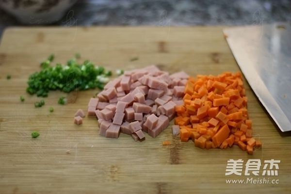 <a href=/shicai/rouqin/HuoTui/index.html target=_blank><u>火腿</u></a><a href=/shicai/shucai/HuLuoBo/index.html target=_blank><u>胡<a href=/shicai/shucai/LuoBo/index.html target=_blank><u>萝卜</u></a></u></a>炒饭的做法