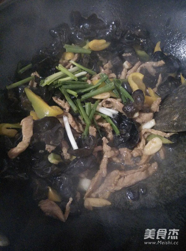 <a href=/shicai/shucai/MuEr/index.html target=_blank><u>木耳</u></a>炒肉丝的做法