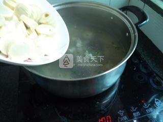 小肠蛋卷<a href=/shicai/shucai/XiangGu/index.html target=_blank><u>香菇</u></a>汤